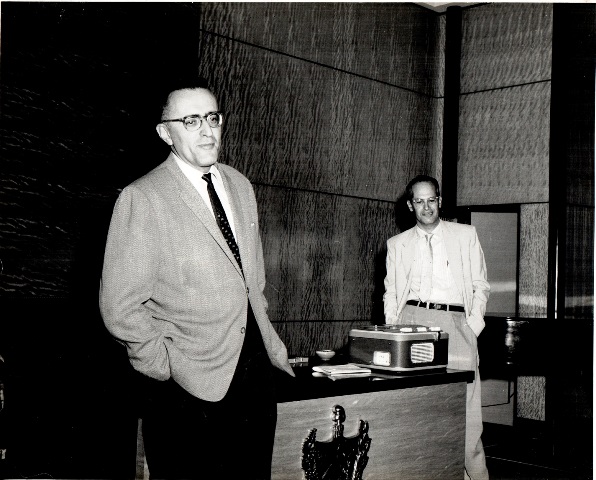 Foto de El doctor Argeliers León presenta la charla de Feijóo sobre música campesina, 25 de marzo de 1960, Salón de Actos. Colección especial de fotografías BNJM.